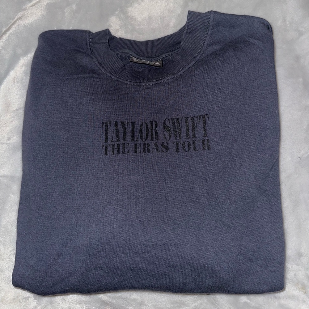 NWT TAYLOR SWIFT CREWNECK PURCHASED AT THE 8/9/23 1989 ANNOUNCEMENT SHOW🩵